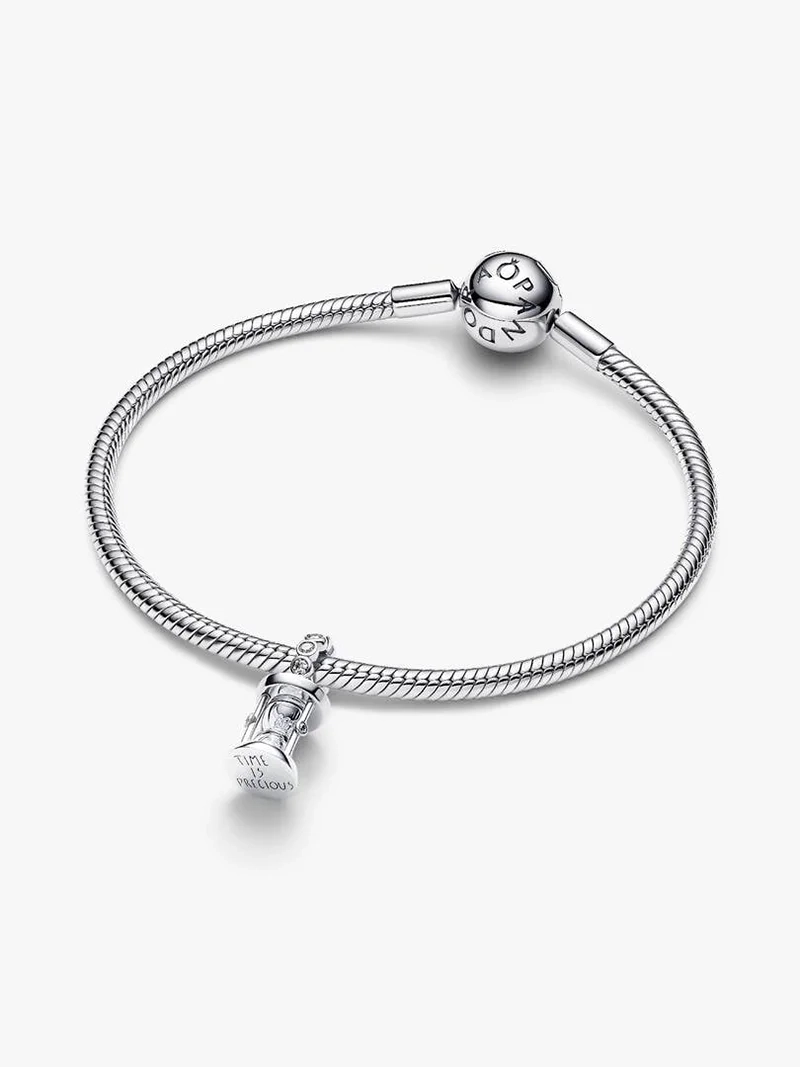 Timglas Hängberlock från Pandora Moments. Smycket i sterlingsilver är berikat med kubisk zirkonia och stenar som dansar inuti. Ingraverat med orden "TIME IS PRECIOUS".