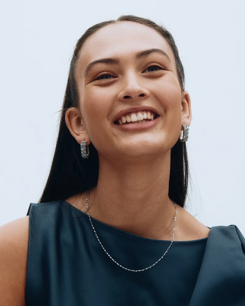 i polerat rostfritt stål med smäckra kedjor och generösa ringar