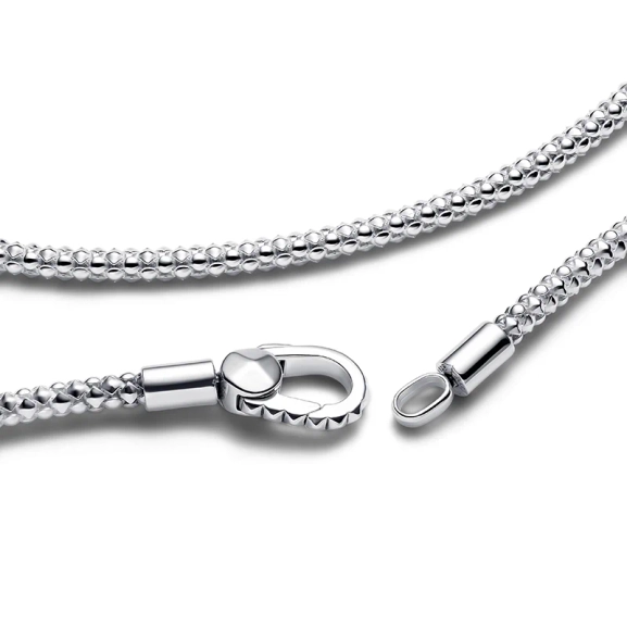 Berlockhalsband med Lås & Kedja i högkvalitativt sterlingsilver med unik nitdesign. Perfekt för en enkel och sofistikerad look eller att addera upp till 35 berlocker för en ikonisk stil.