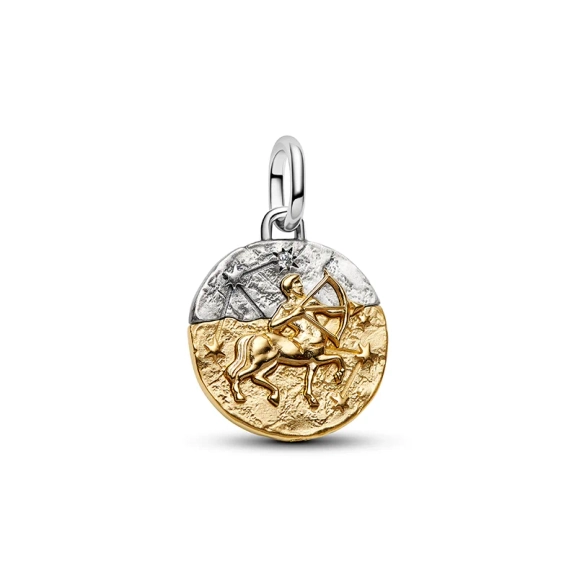 Sagittarius Medallion Charm von Pandora ME aus Silber und 14-karätiger Vergoldung mit einem Bogenschützenmotiv und dem Text "SAGITTARIUS".