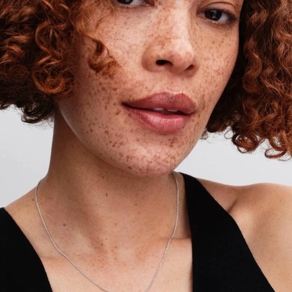 Rosa halsband med hjärtformade stenar i rosett av sterlingsilver från Pandora Timeless kollektionen. Justerbar längd för personlig stilanpassning.