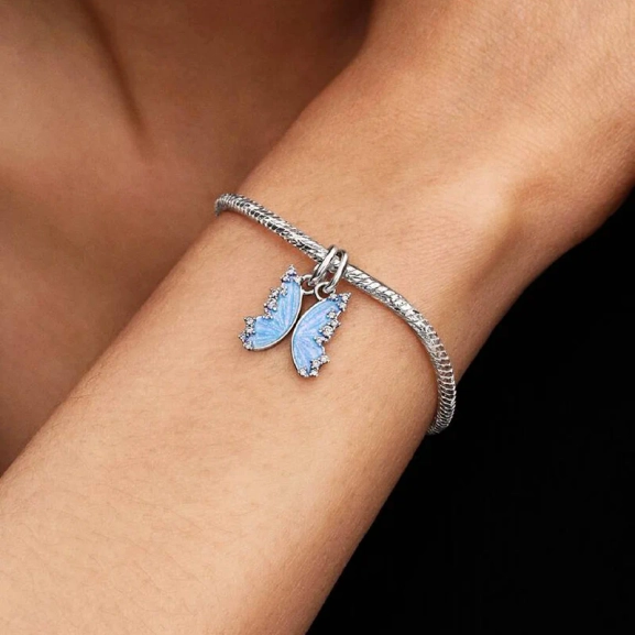 mit der Gravur „TOGETHER OVER EVERYTHING“. Von Pandora kreiert