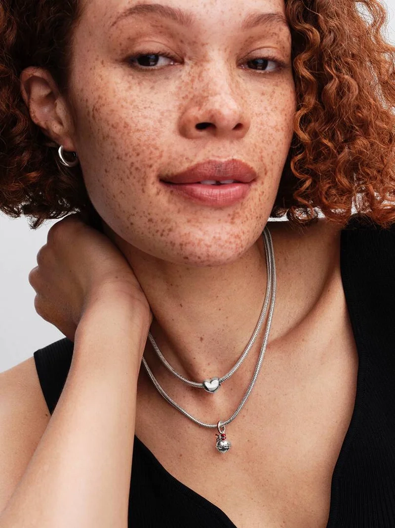 Julbjällra Berlock i sterlingsilver från Pandora. Skimrande röd emalj ger festlig känsla. Liten banddetalj för extra elegans. Bär ensam för subtil julglans eller stapla för lekfull julkänsla. Glittra med bjällerklangande stil och sprid julglädje.