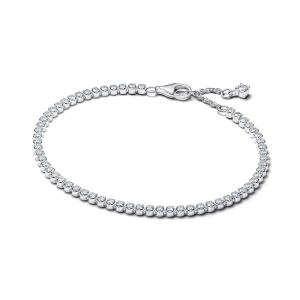 Tennisarmband mit funkelnden runden Steinen in Silber aus der Pandora Timeless Kollektion.