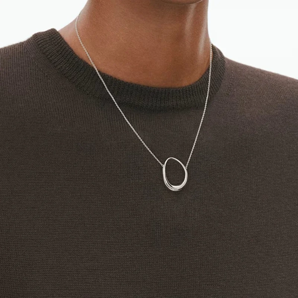 Offspring Hängsmycke Mellan i silver med två sammanlänkade former och polerad yta från Georg Jensen.