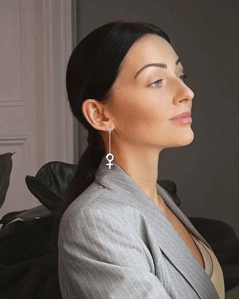 Women Unite Long Earrings - Drakenberg Sjölin Örhängen - Snabb frakt & paketinslagning - Nordicspectra.se