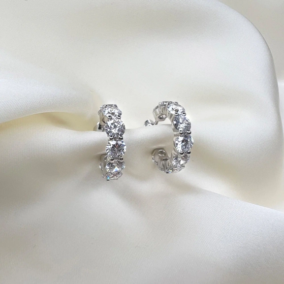 Belluno Creolo Örhängen i silver med gnistrande Cubic Zirconia-stenar från Sif Jakobs