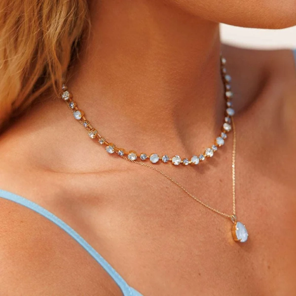 Guldpläterat Calanthe-halsband med ljusblå Swarovski-kristall från Caroline Svedbom