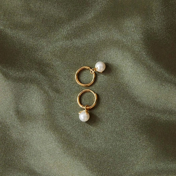 Letters Pearl Pendant Gold -CU Jewellery - Snabb frakt & paketinslagning - Nordicspectra.se