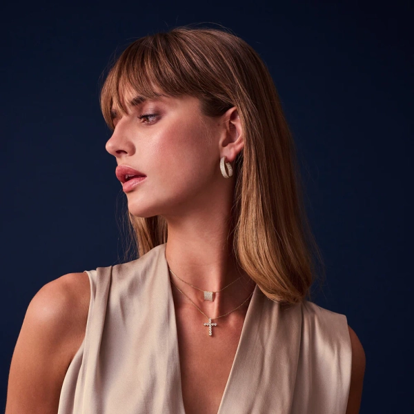 eine elegante Halskette aus 18 Karat vergoldetem Silber mit kubischen Zirkonia-Steinen.