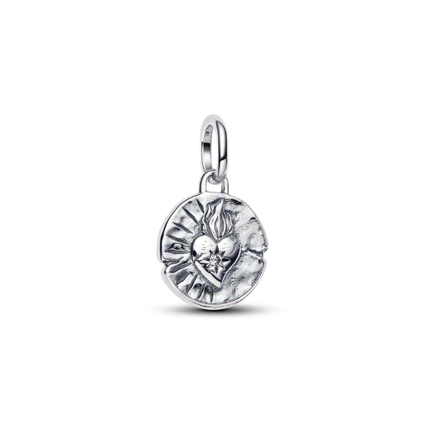 Hjärtformad Medaljong Berlock från Pandora ME med AMOR VINCIT OMNIA gravyr och Cubic Zirconia sten.