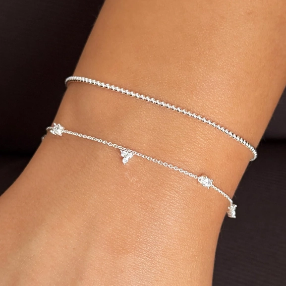 Sheer Doria & Celestia Layering Silver: två eleganta silverarmband med rena linjer och diskreta cubic zirconia-stenar.