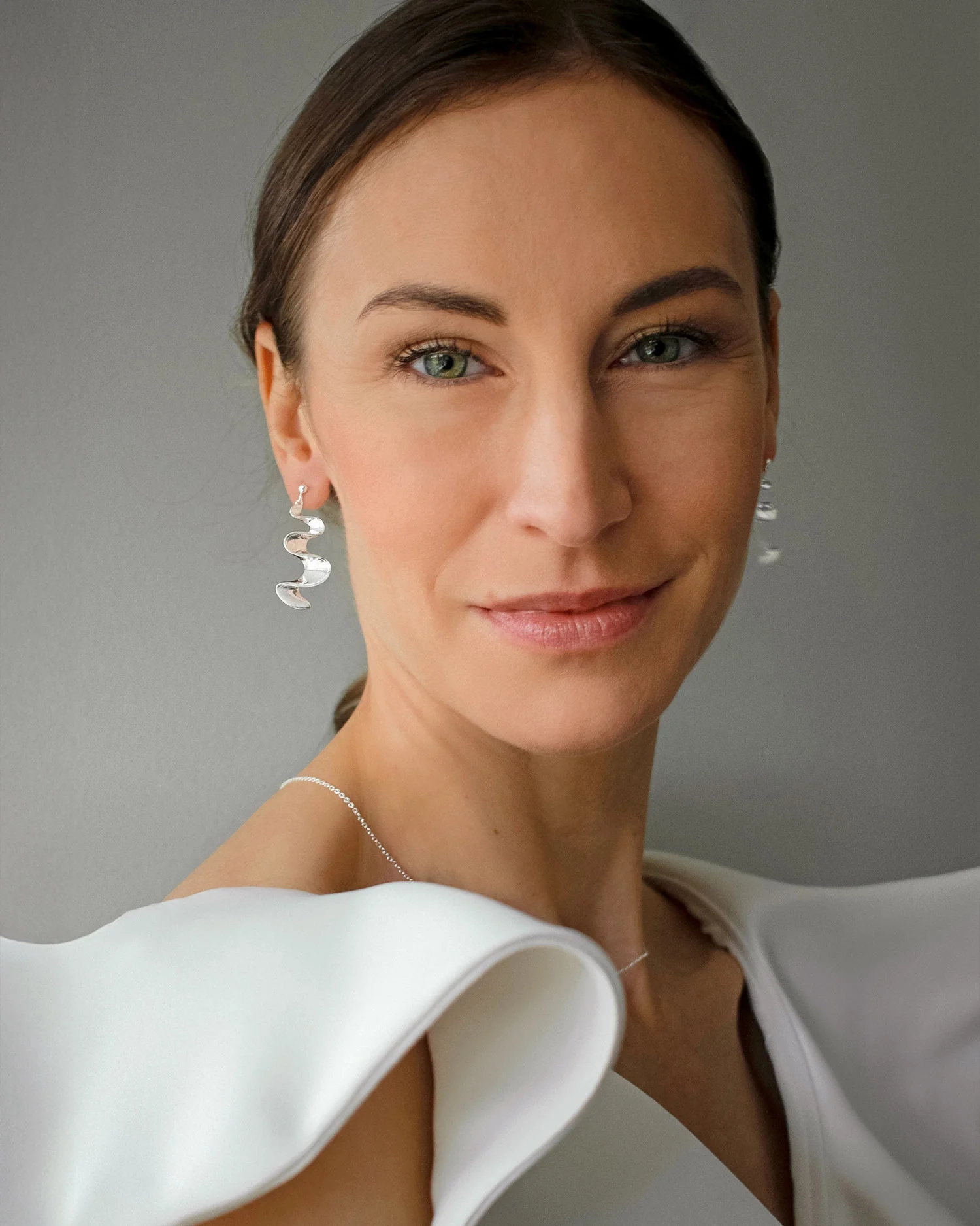 polerade silverörhängen från Drakenberg Sjölin med skulptural