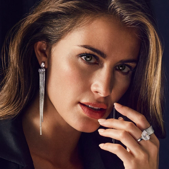 Ellisse Lungo Grande Örhängen i silver med gnistrande Cubic Zirconia-stenar från Sif Jakobs Ellisse-kollektion.