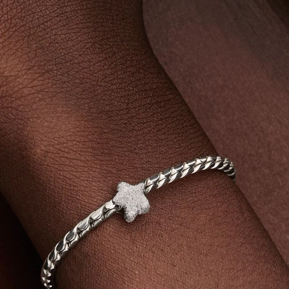 en symbol för din inre glans och styrka. Lys upp din vardag med en subtil glans och låt din inre stjärna skina med denna vackra berlock.