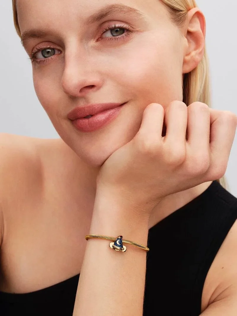 umgeben von Mond und Sternen. Symbol für Kreativität und Träume. Disney x Pandora Kollektion.