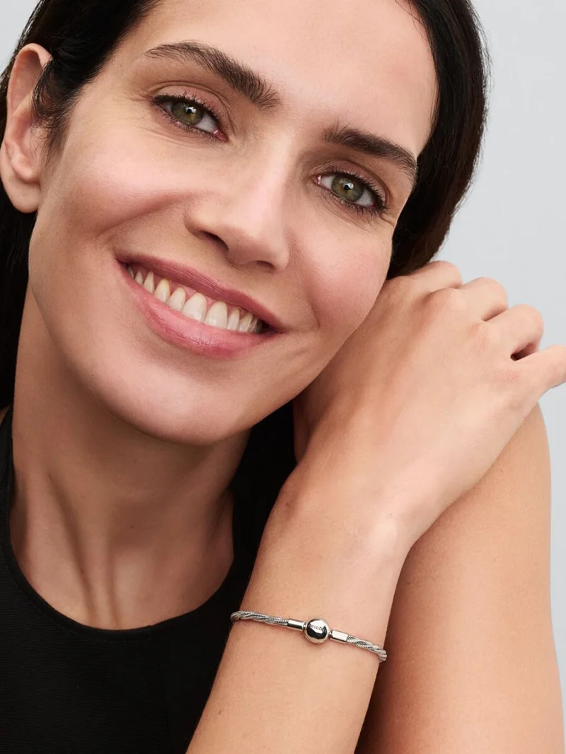 Armbandet Moments Rund Ormkedja med Pandora-logotyp i sterlingsilver