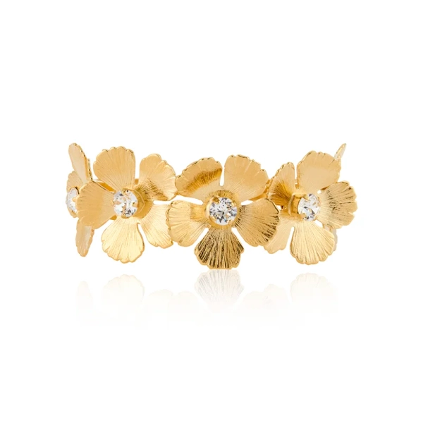 Guldpläterat armband med blomformade detaljer och gnistrande Swarovski-kristaller från Caroline Svedbom.