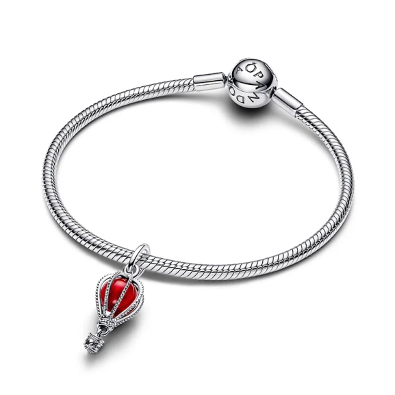 Sterlingsilver hängberlock i form av en varmluftsballong i rött muranoglas. En symbol för att sträva efter nya mål och äventyr. Perfekt som daglig påminnelse eller gåva till en äventyrslysten person.