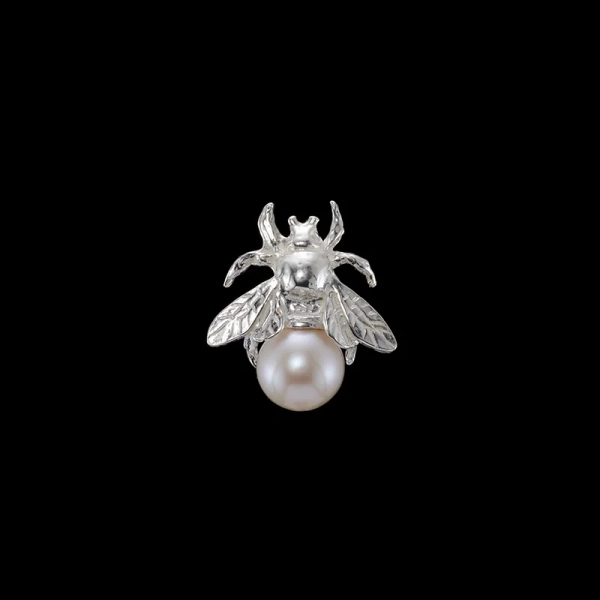 Bumblebee Pearl Ear Stud - Maria Nilsdotter - 1-2 dagars leverans - Nordic Spectra
