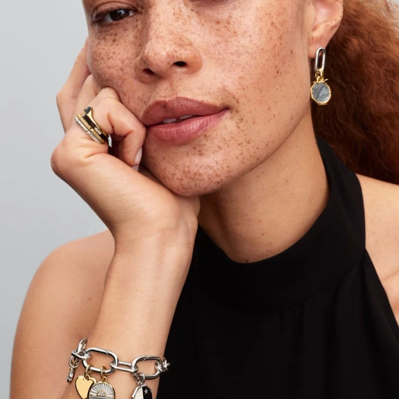 Medaljongberlock i guld med konstgjord pärlemor och zirkonia stenar från Pandora ME. Skimrande symbol för elegans och glamour.