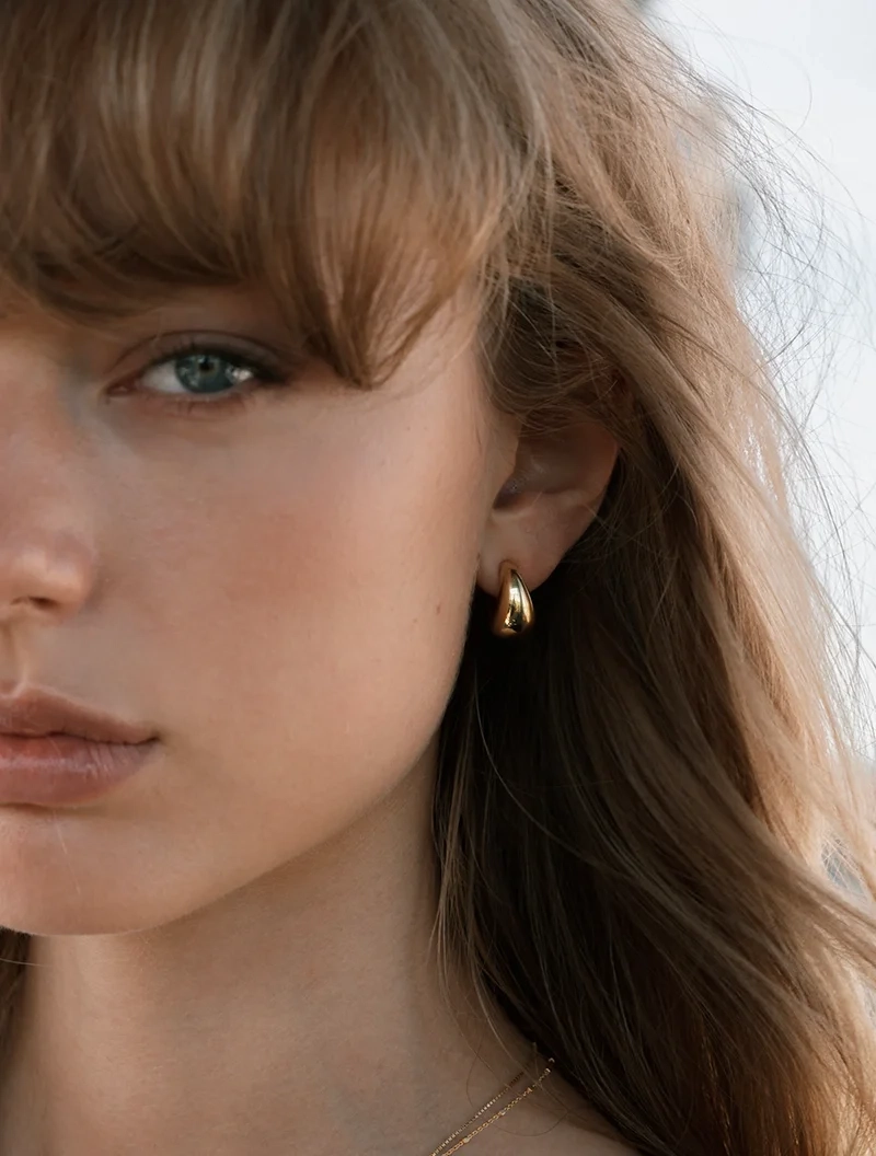 Bolded Little Sis Earrings Gold - Syster P - Snabb leverans & Gratis paketinslagning - Nordic Spectra