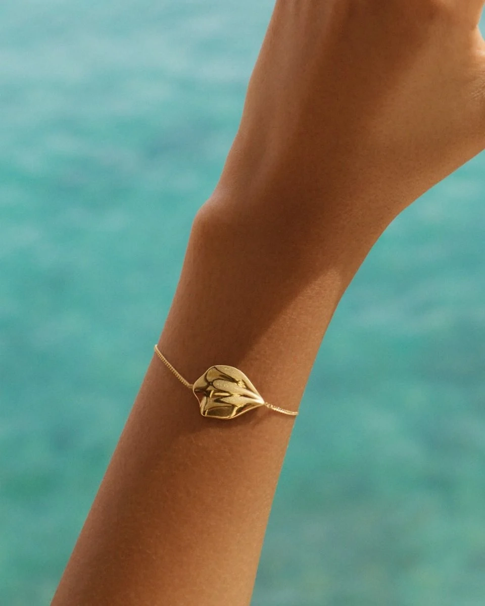 Armband i 14K guldpläterat stål med blombladsformad dekoration på tunn kedja