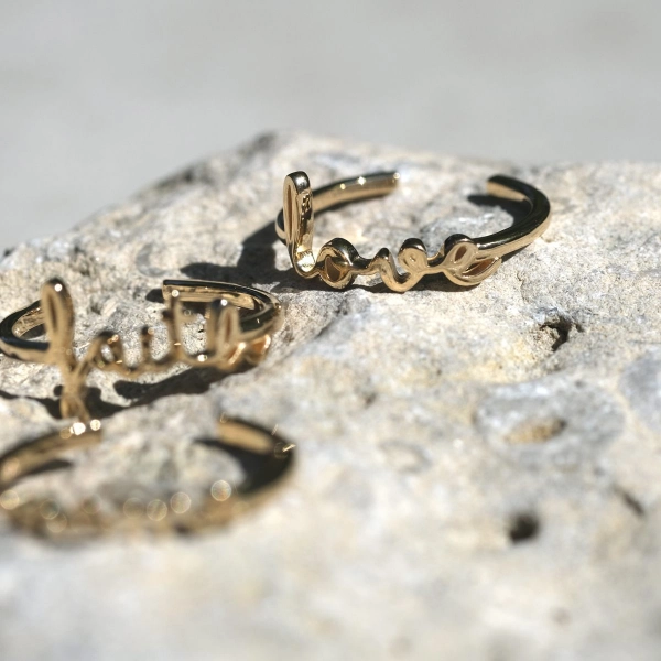 justerbar ring i 18K guldförgylld mässing med "love" i handskrivet typsnitt. Artikelnummer: ring183.