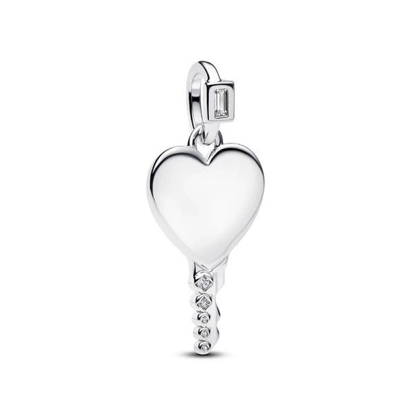 Ein herzförmiger Anhänger aus Sterlingsilber mit Blattdekor und funkelnden Zirkonia-Steinen aus der Pandora Moments Kollektion. Kreieren Sie Ihren ganz eigenen Stil mit diesem eleganten Schmuckstück.