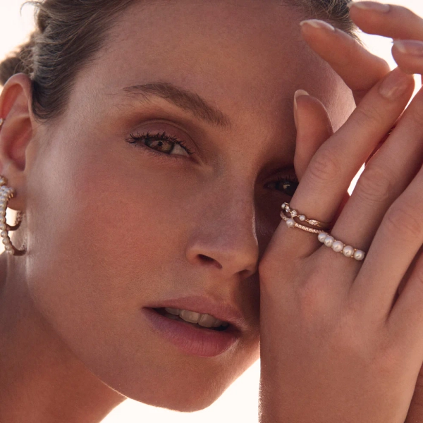 Adria Piccolo Ring Guld från Sif Jakobs i elegant 18K guldpläterat silver med cubic zirconia och sötvattenpärla.