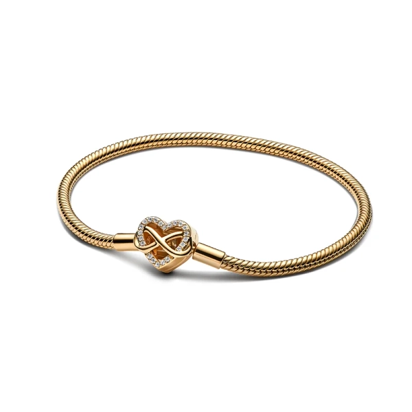 Pandora Moments Glittrande Ormkedjearmband med Hjärtlås Guld. Smyckat med stenar och ingraverat med "Family forever and always". En symbol för evighet och familjeband.