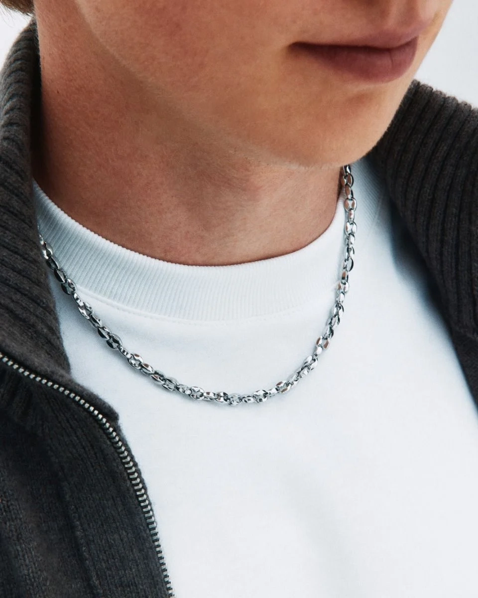 Halsband i polerat rostfritt stål med fasettslipad