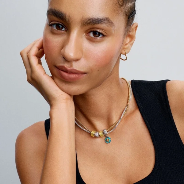 Berlockhalsband med Lås & Kedja i högkvalitativt sterlingsilver med unik nitdesign. Perfekt för en enkel och sofistikerad look eller att addera upp till 35 berlocker för en ikonisk stil.