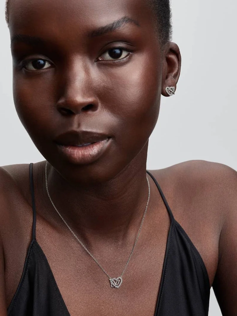 elegantti ja kimalteleva koru.