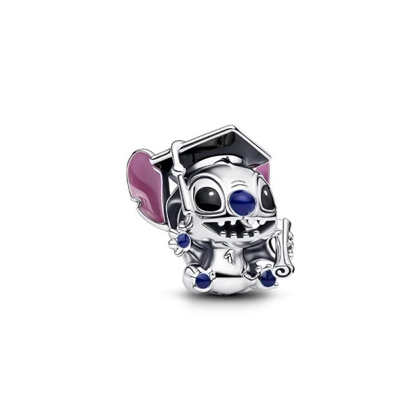 Disney Stitch Graduation-Anhänger aus Sterlingsilber mit Emaille-Details und Gravuren. Das Einfangen von Stitch in einer Abschlusskappe symbolisiert Stärke und Mut sowie Gemeinschaft und Unterstützung durch Ihr Ohana.