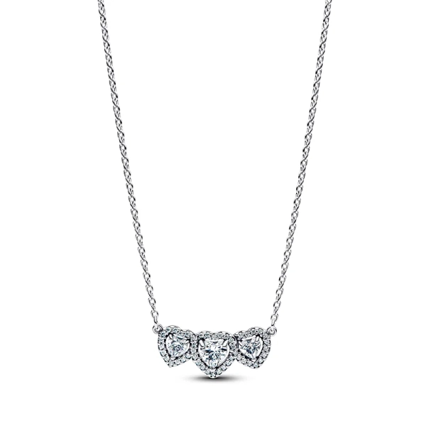 Halsband med tre hjärtformade kubiska zirkoniastenar från Pandora Timeless kollektionen. Eleganta stenar i perfekt cirkel