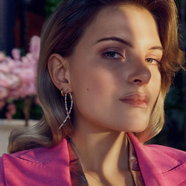 eleganta och långa örhängen i 18K guldpläterat silver med gnistrande cubic zirconia.