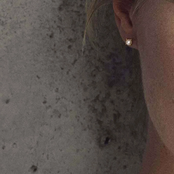 Petite Pearl Studs Gold - Drakenberg/Sjölin - Suuri valikoima & ilmainen lahjapaketointi - Nordicspectra.fi