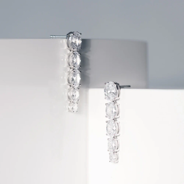 Ellisse Lungo Cinque Örhängen i silver med gnistrande Cubic Zirconia-stenar från Sif Jakobs Ellisse-kollektion.