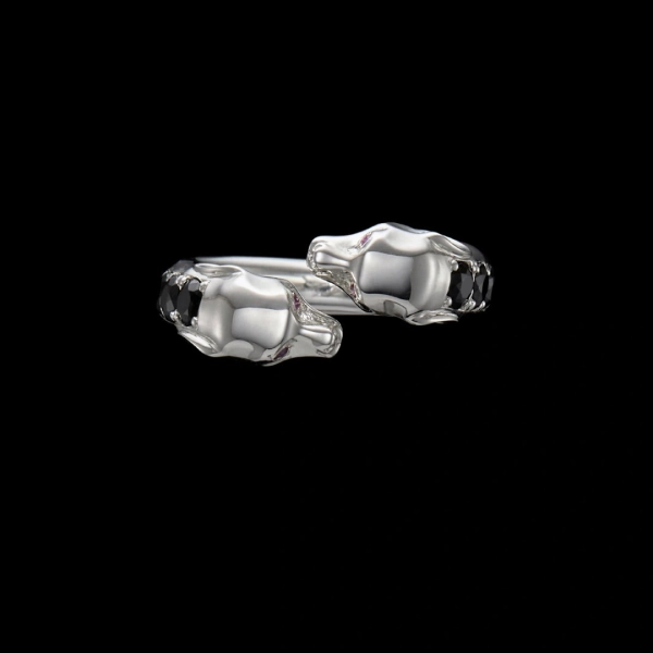 Der Ring „Nocturnal Guardian“ aus Silber mit schwarzem Spinell und Amethyst