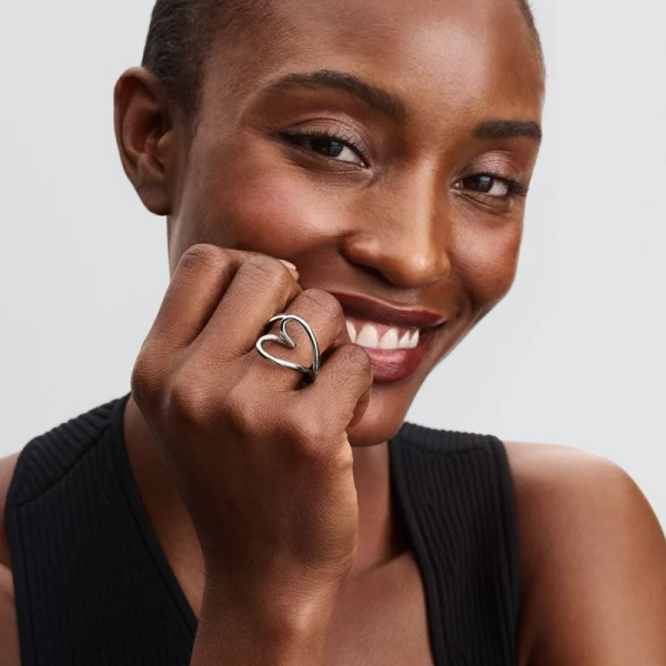 djup 7 mm. Passar perfekt med andra stilrena smycken. Perfekt symbol för kärlek till naturen och varandra.