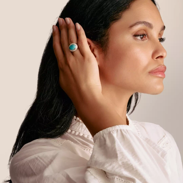 Oval Turkos Ring från Thomas Sabo i återvunnet silver med oval imitationsturkos och gnistrande vita zirkoniastenar.