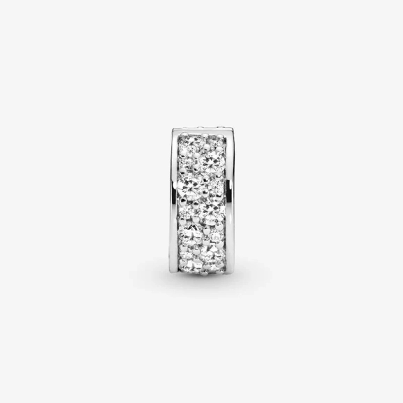 Skimrande Pavé Klämstopp i silver med Cubic Zirconia stenar från Pandora Moments kollektionen.