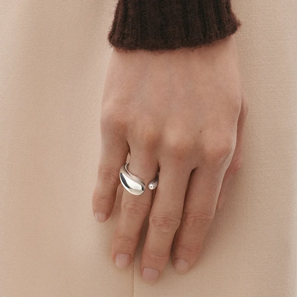 SS25_ECOM_ON-MODEL_MERCY_LARGE_RING_20000083_Close-ups