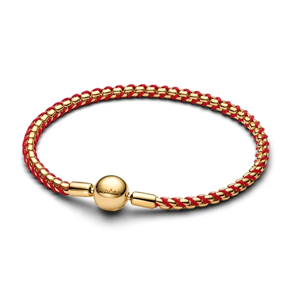 Geflochtenes Armband mit rotem Stoffdetail in Gold von Pandora Moments. Kreieren Sie einen glamourösen Look mit diesem eleganten Armband aus 14-karätiger Goldplattierung und leuchtend rotem Textilband.