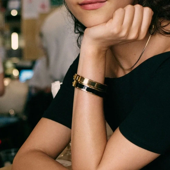 Armband i 14K guldpläterat stål med svart emalj