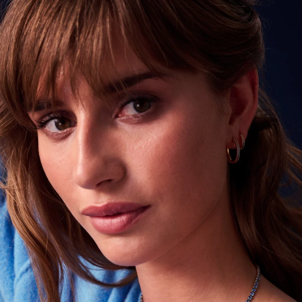 elegante Ringe aus 18 Karat vergoldetem Silber mit funkelnden Zirkonia-Steinen.