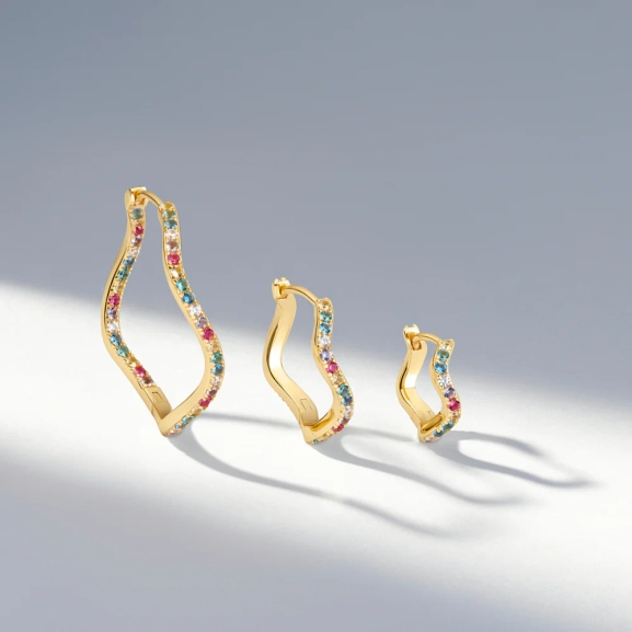 eleganta och stora örhängen i 18K guldpläterat silver med gnistrande cubic zirconia.