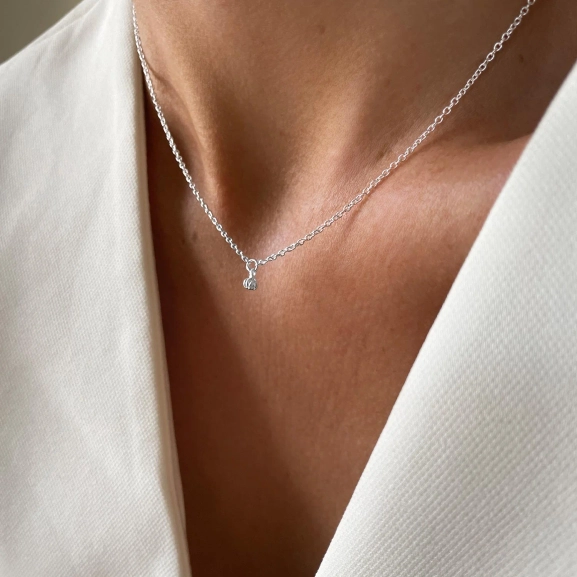 kurze Silberkette mit Blütenknospenanhänger aus poliertem Silber