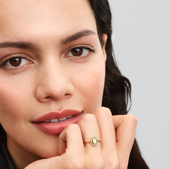 Oval Halo Ring Guld från Pandora Timeless med ädelsten i mitten och gnistrande stenar runtom. Ge din stil en personlig prägel med denna exklusiva ring.